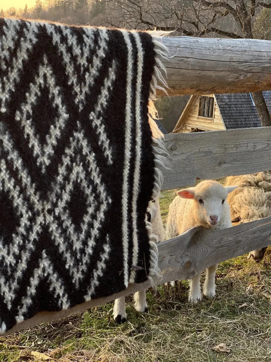 GUSHKA – Lizhnyk Black and white