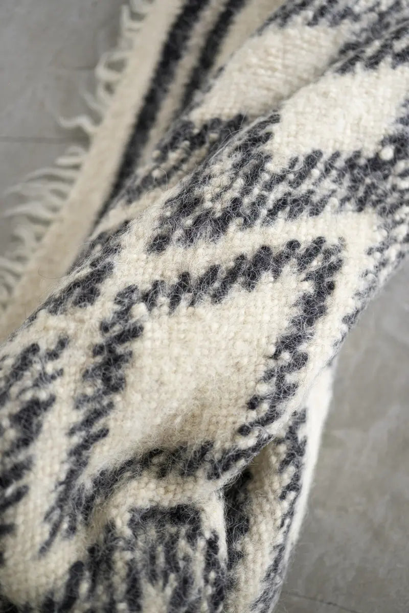 GUSHKA – Lizhnyk white and black