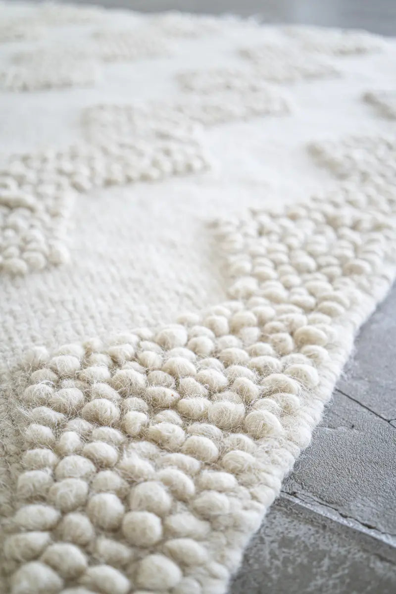 GUSHKA – Lizhnyk white